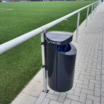Abfallbehälter Cassis am Fußballplatz