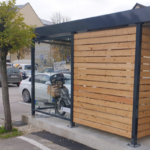 Fahrradsabstellanlage Economy mit Seitenwand aus Holz